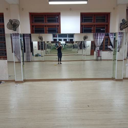 Lắp gương cho lớp thể dục tại trường tiểu học đường Thanh Bình, Hà Nội 1