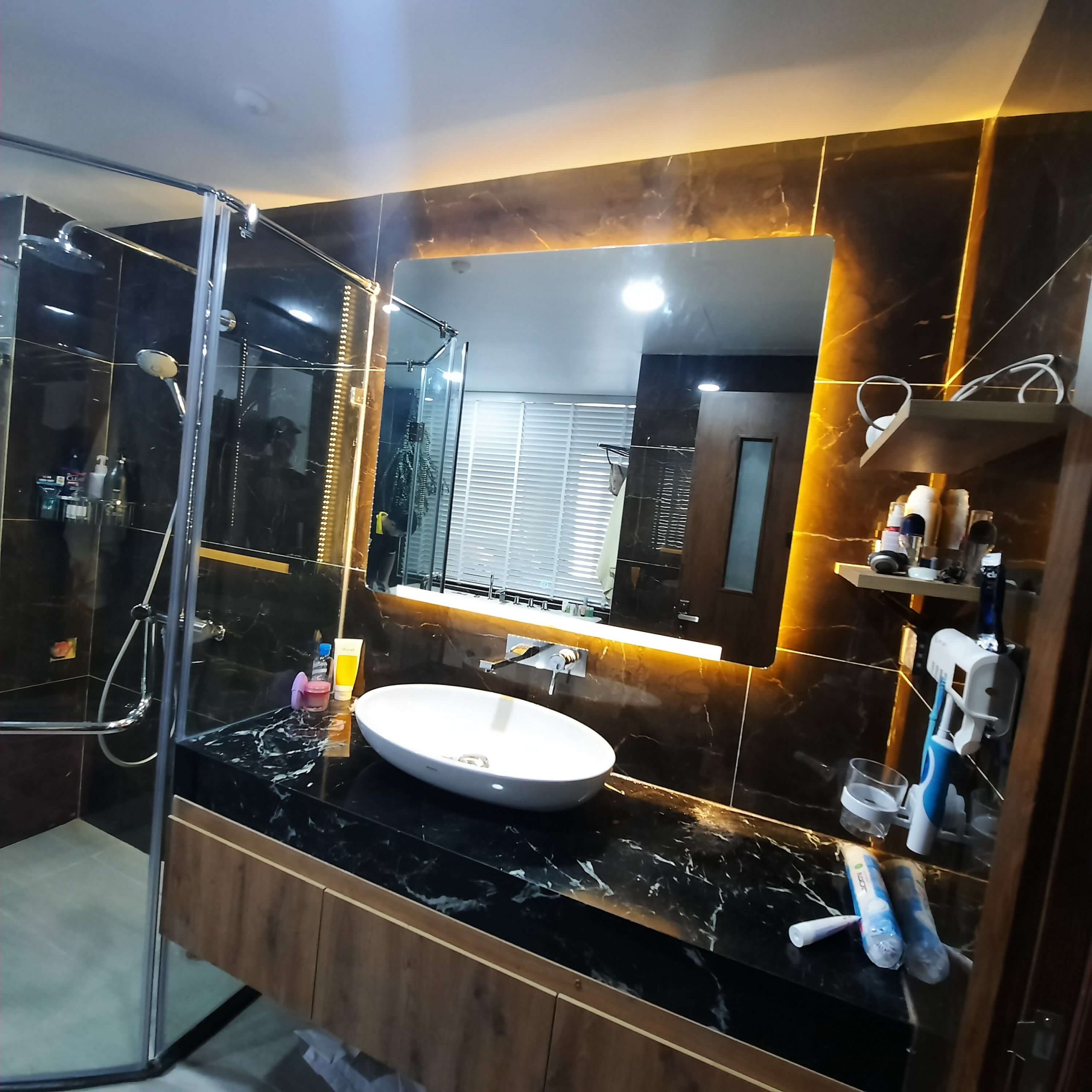 Gương đèn led hoàng kim tính năng cảm ứng phá sương, đồng hồ nhiệt độ, loa bluetooth cao cấp – guonghoangkim mirror HK-3017