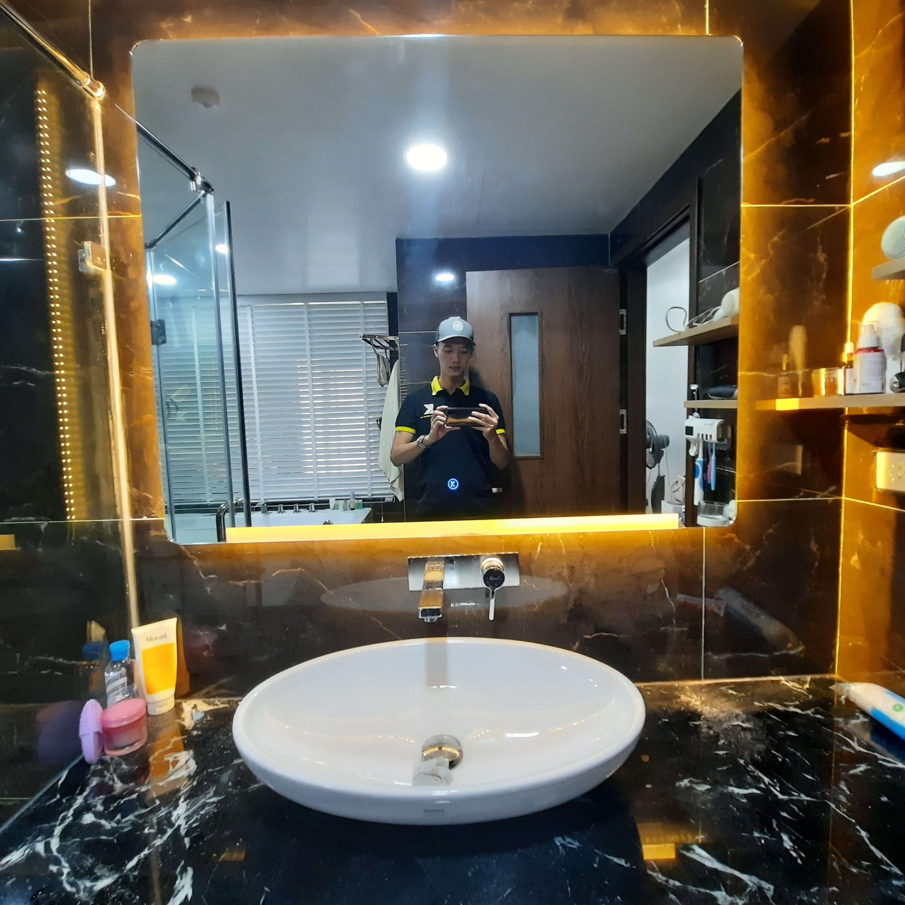 Gương treo tường cảm ứng đèn led – guonghoangkim mirror HK-3017 Bản cao cấp