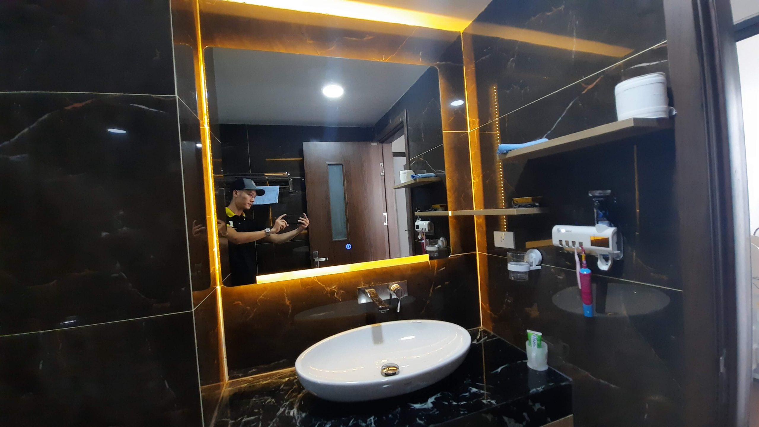 Gương đèn led hoàng kim tính năng cảm ứng phá sương, đồng hồ nhiệt độ, loa bluetooth cao cấp – guonghoangkim mirror HK-3017